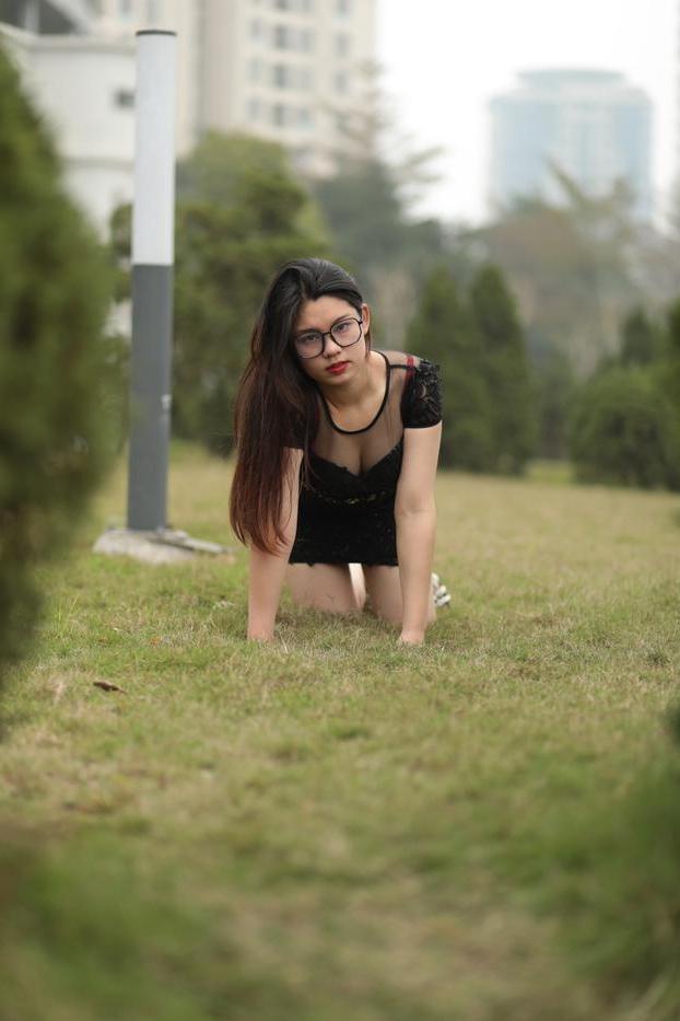20P Impressionante gata asiática com óculos Natalia posa em seu vestido preto e salto alto