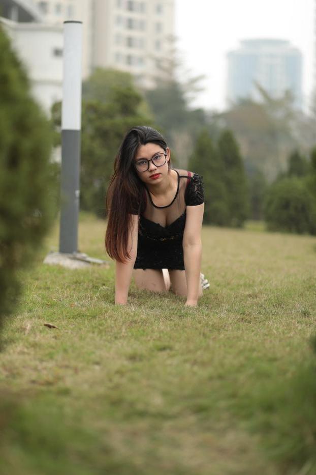 20P Impressionante gata asiática com óculos Natalia posa em seu vestido preto e salto alto