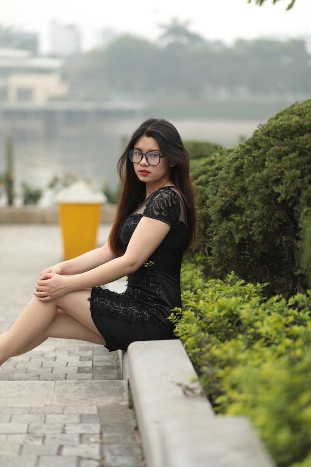 20P Impressionante gata asiática com óculos Natalia posa em seu vestido preto e salto alto
