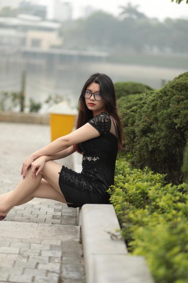 20P Impressionante gata asiática com óculos Natalia posa em seu vestido preto e salto alto