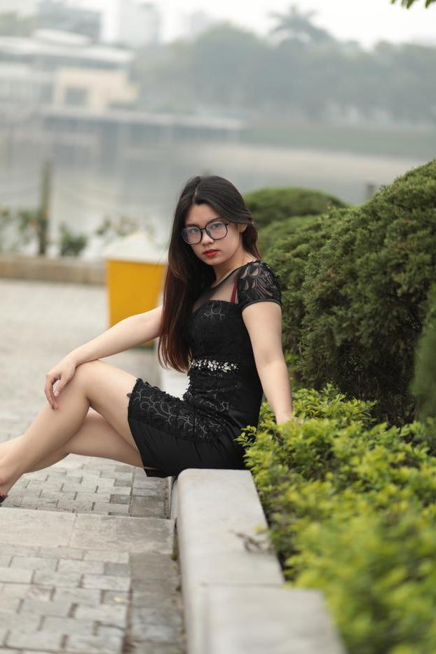 20P Impressionante gata asiática com óculos Natalia posa em seu vestido preto e salto alto