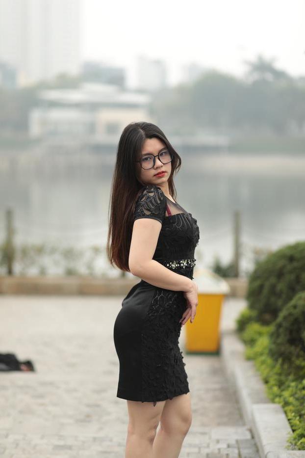 20P Impressionante gata asiática com óculos Natalia posa em seu vestido preto e salto alto