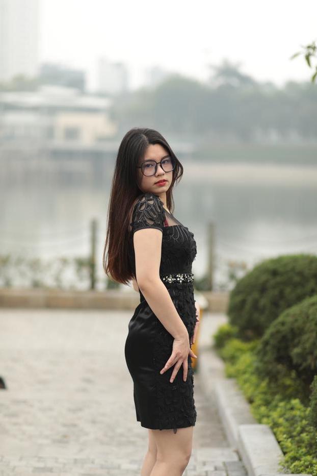20P Impressionante gata asiática com óculos Natalia posa em seu vestido preto e salto alto