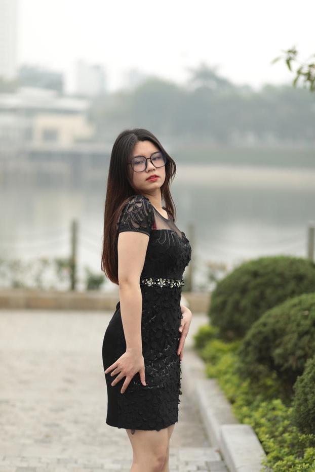 20P Impressionante gata asiática com óculos Natalia posa em seu vestido preto e salto alto