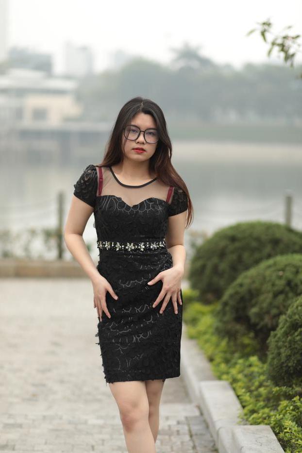 20P Impressionante gata asiática com óculos Natalia posa em seu vestido preto e salto alto