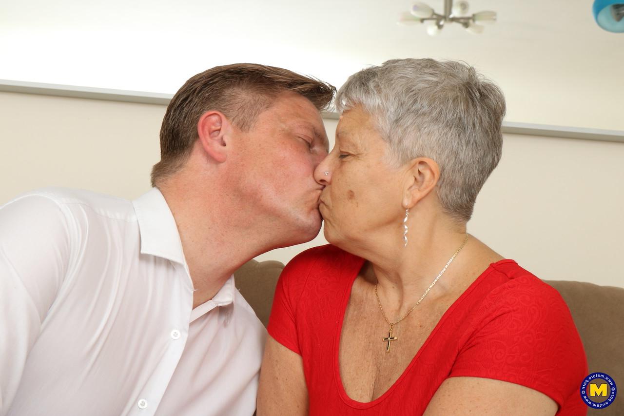 16P Alte Britin und ihr Lover ziehen sich aus, bevor sie auf der Couch ficken