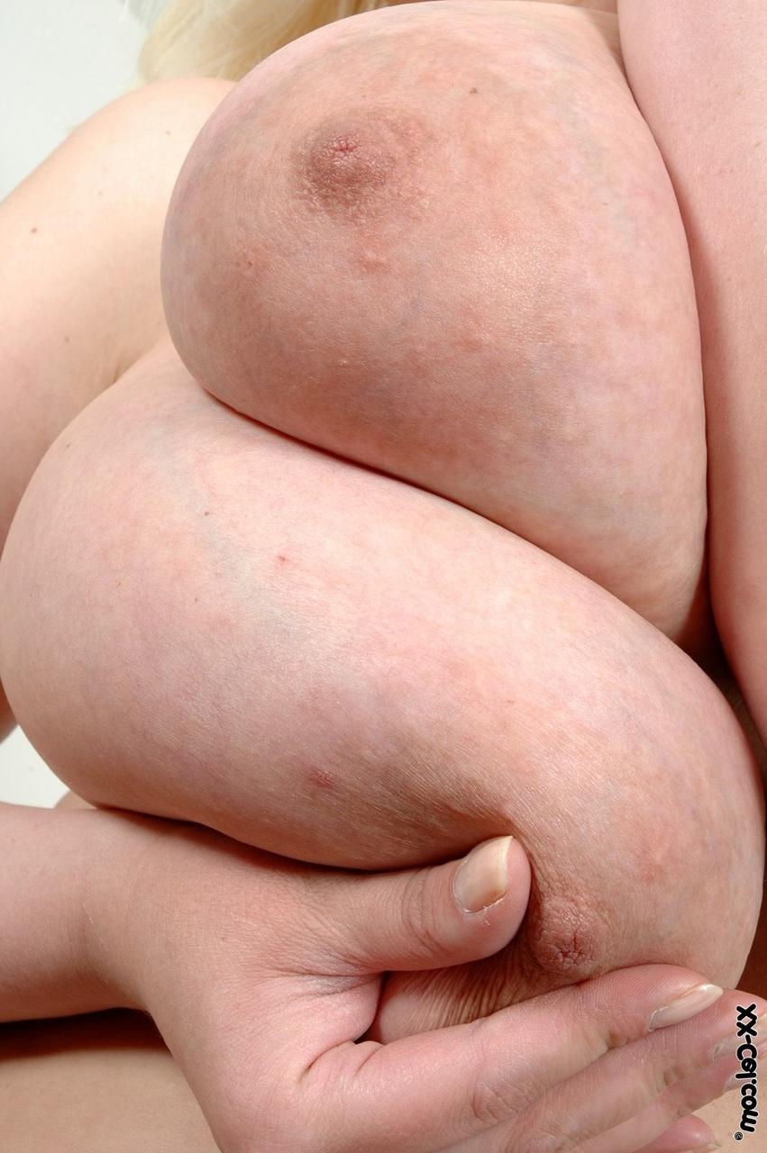 20P La sirvienta voluptuosa Dalila muestra su cuerpo gordo y juega con sus enormes tetas