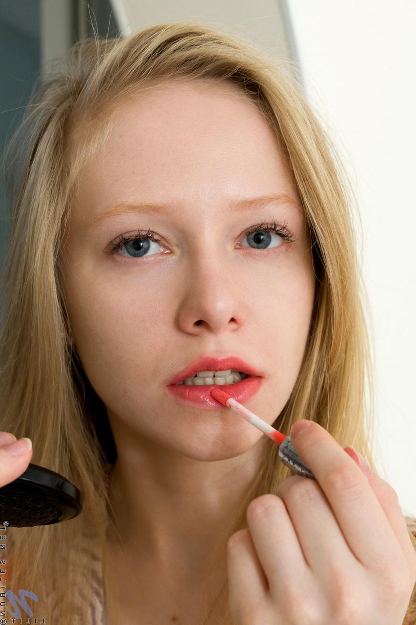 20P A linda adolescente Lilit coloca batom vermelho sexy e se masturba depois de se despir