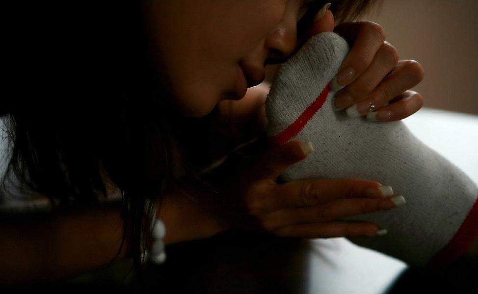 16P La jeune japonaise aux gros seins Sugayama Karen renifle une chaussette après avoir posé nue.