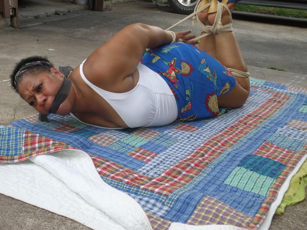 16P Maduro ébano gordo é amarrado em um edredom enquanto amordaçado