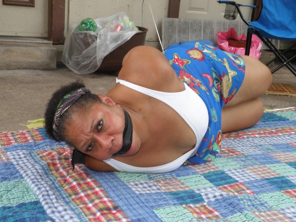 16P Maduro ébano gordo é amarrado em um edredom enquanto amordaçado