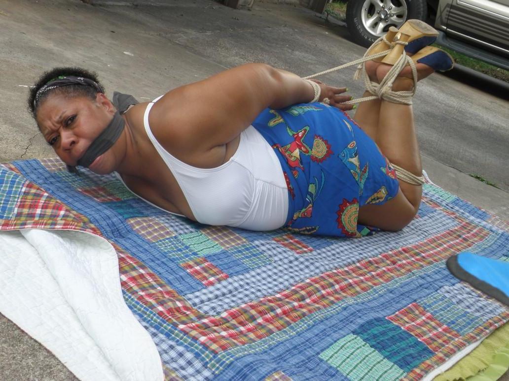 16P Maduro ébano gordo é amarrado em um edredom enquanto amordaçado