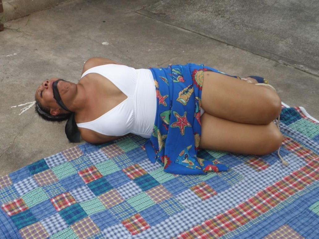 16P Maduro ébano gordo é amarrado em um edredom enquanto amordaçado