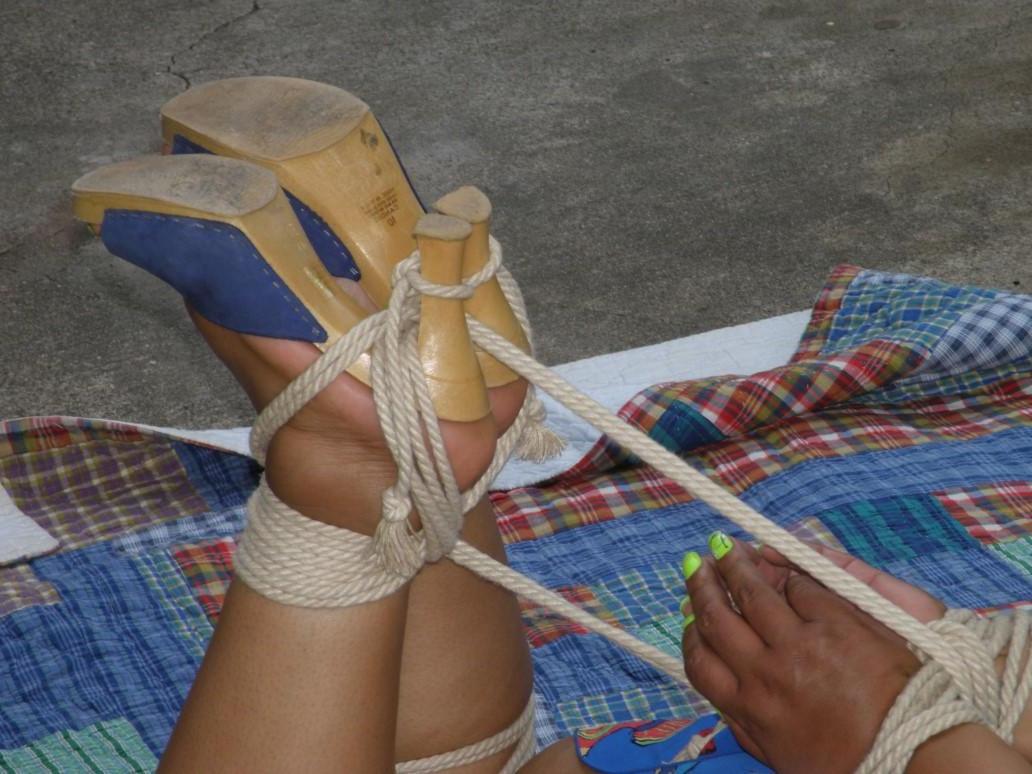 16P Maduro ébano gordo é amarrado em um edredom enquanto amordaçado