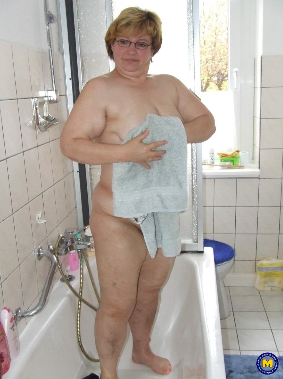 20P Puta madura de óculos Sophie brinca com sua buceta com tesão na banheira