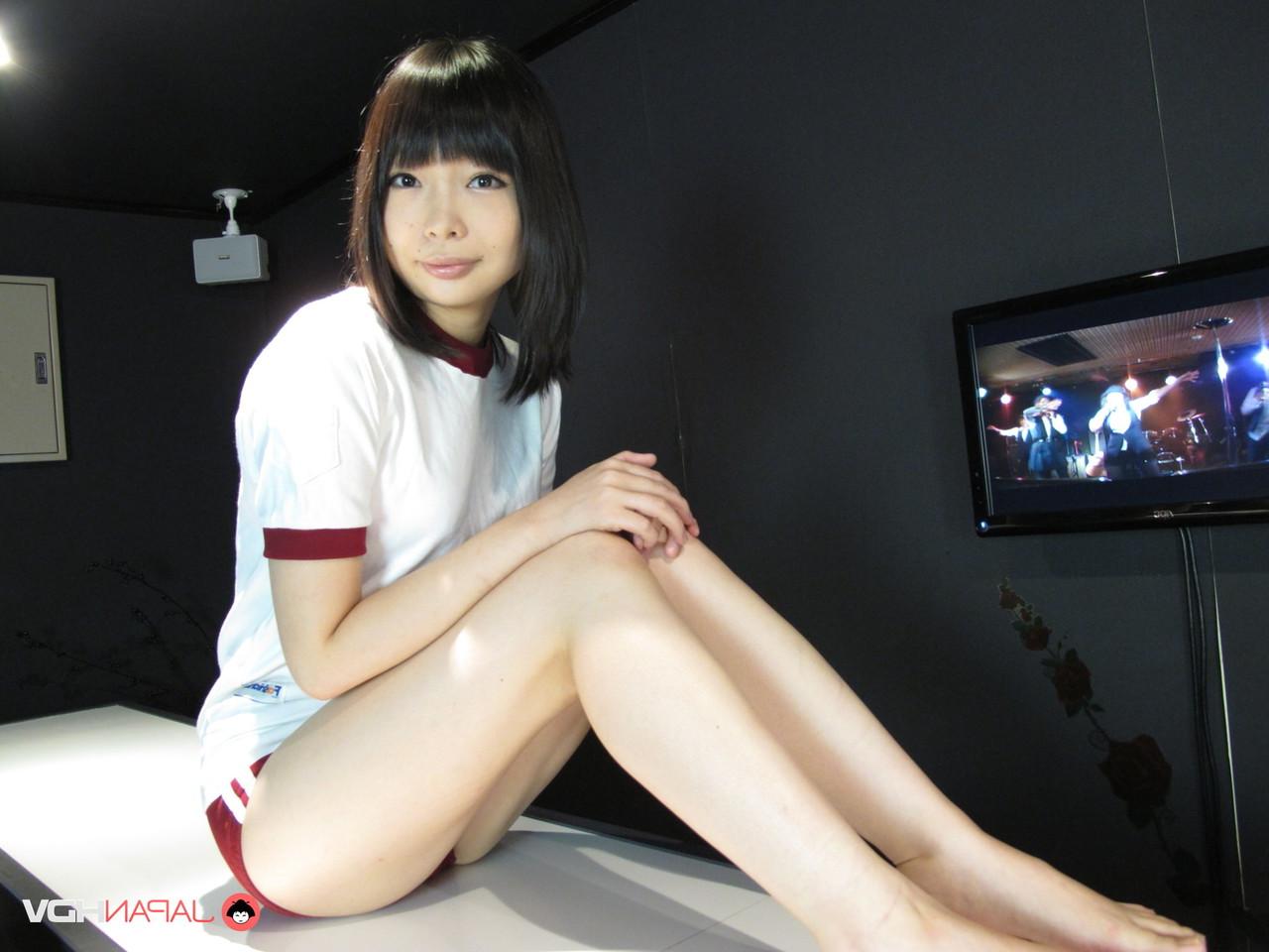 15P 3 人のかわいい日本人女の子のうちの 1 人が自然なおっぱいを披露
