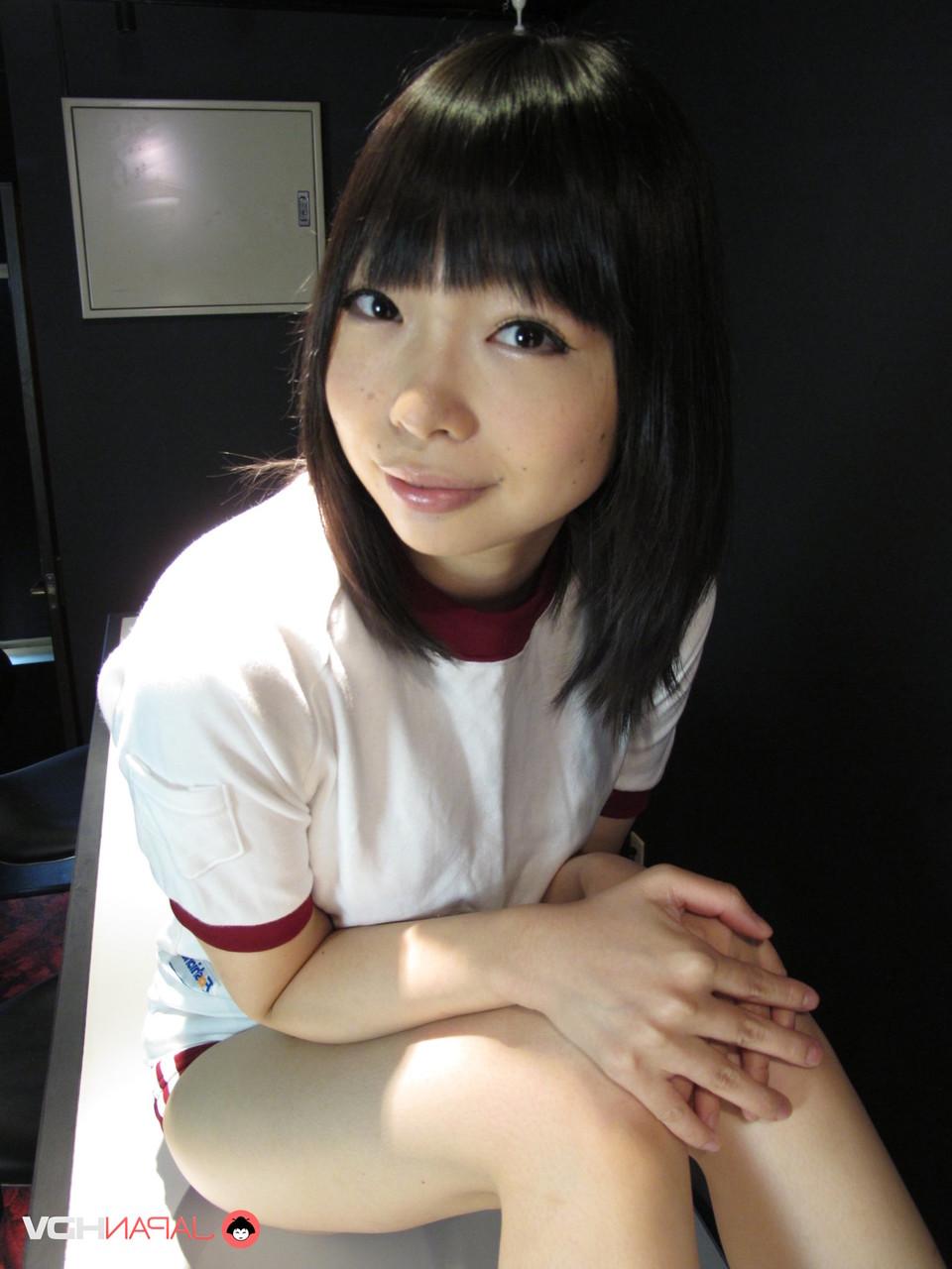 15P 3 人のかわいい日本人女の子のうちの 1 人が自然なおっぱいを披露
