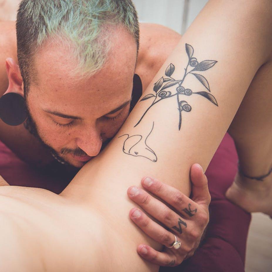 11P La sexy adolescente asiática Kaya Lin seduce a un chico tatuado y le lamen el coño