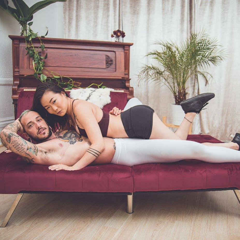 11P La sexy adolescente asiática Kaya Lin seduce a un chico tatuado y le lamen el coño