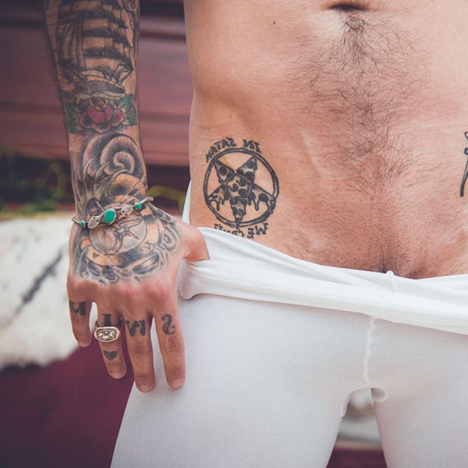 11P La sexy adolescente asiática Kaya Lin seduce a un chico tatuado y le lamen el coño