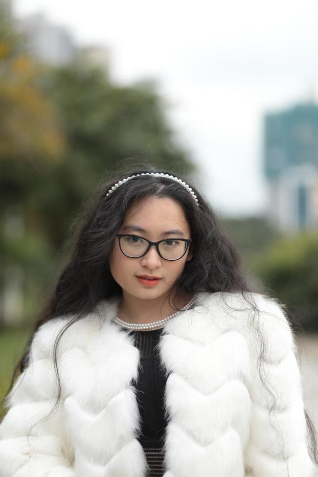 20P Jolie asiatique avec des lunettes posant dans son manteau de fourrure et sa robe en plein air