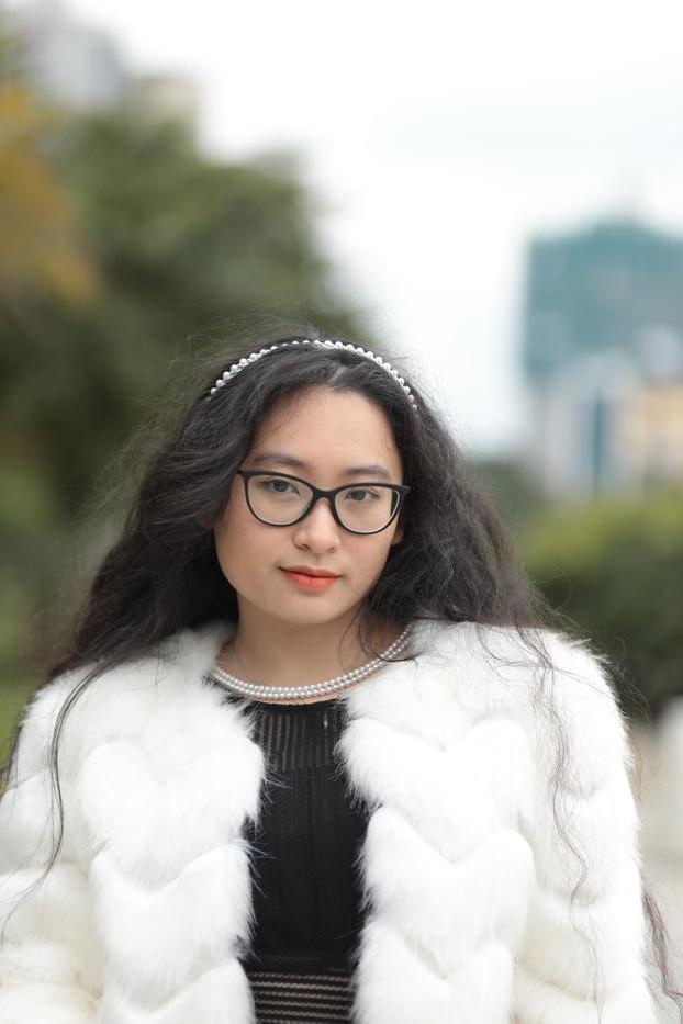 20P Jolie asiatique avec des lunettes posant dans son manteau de fourrure et sa robe en plein air