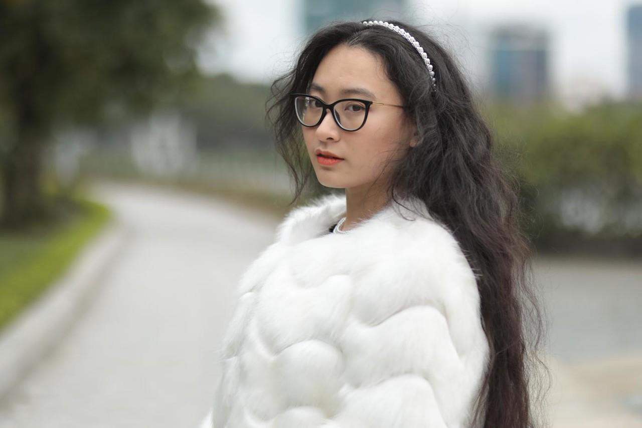 20P Jolie asiatique avec des lunettes posant dans son manteau de fourrure et sa robe en plein air