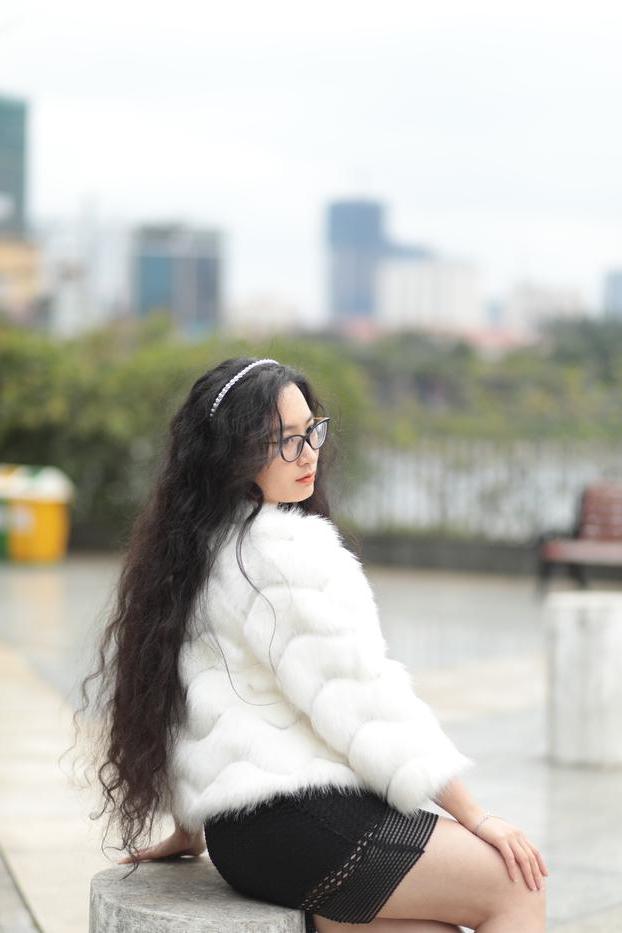 20P Jolie asiatique avec des lunettes posant dans son manteau de fourrure et sa robe en plein air