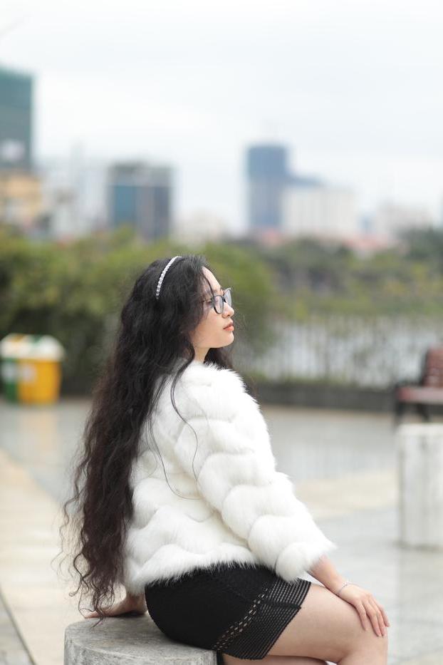 20P Jolie asiatique avec des lunettes posant dans son manteau de fourrure et sa robe en plein air