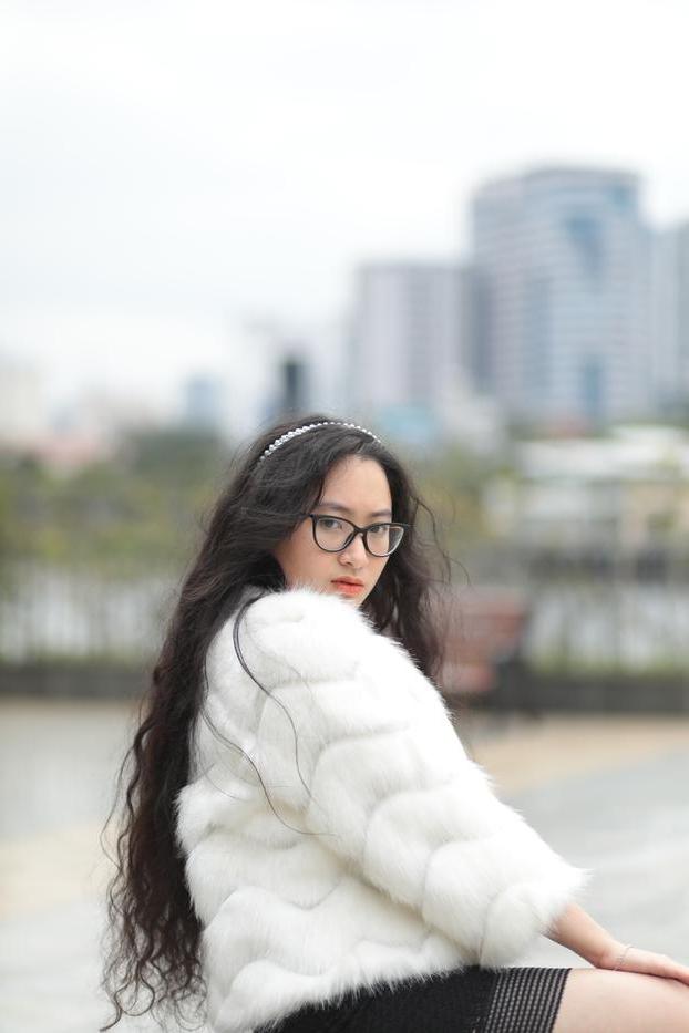20P Jolie asiatique avec des lunettes posant dans son manteau de fourrure et sa robe en plein air