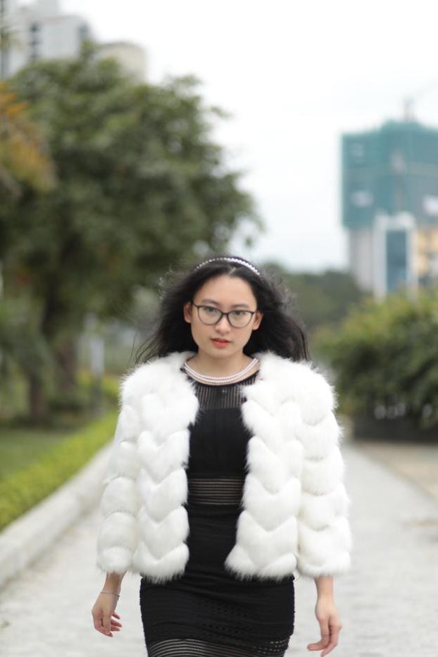 20P Jolie asiatique avec des lunettes posant dans son manteau de fourrure et sa robe en plein air