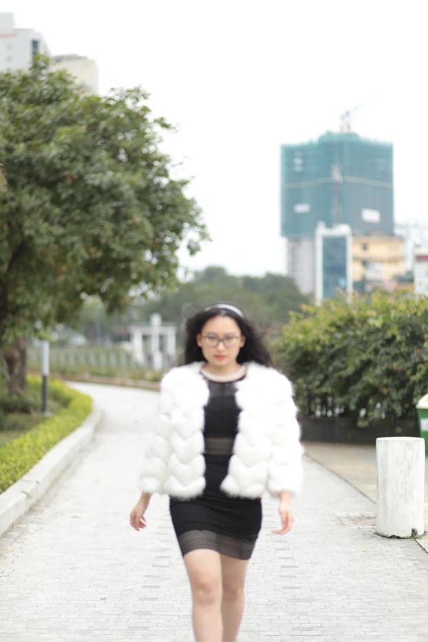 20P Jolie asiatique avec des lunettes posant dans son manteau de fourrure et sa robe en plein air