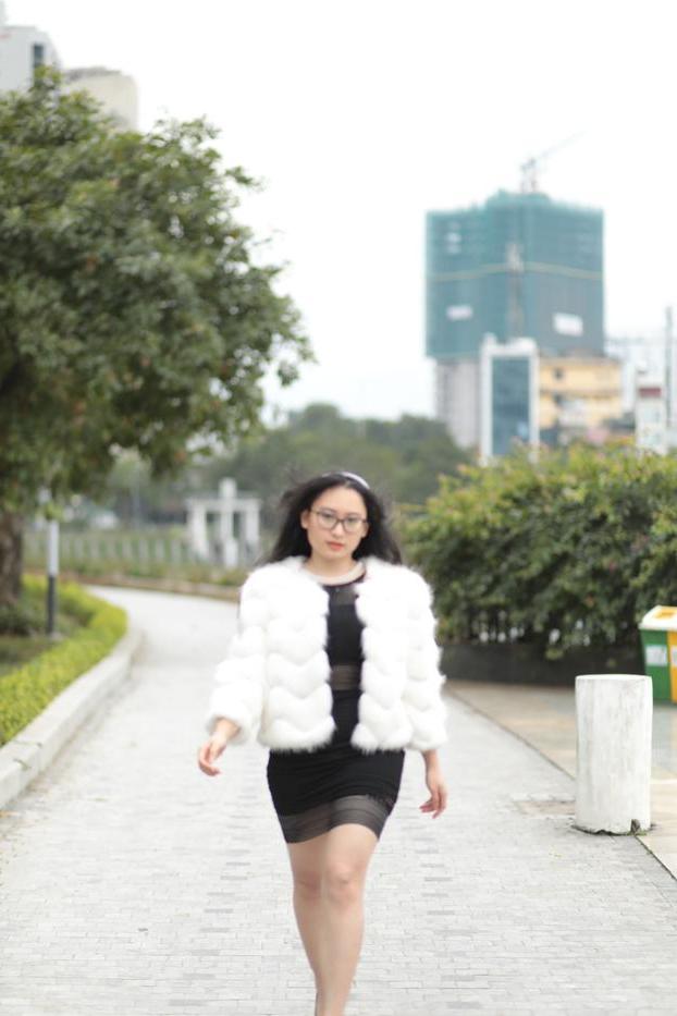 20P Jolie asiatique avec des lunettes posant dans son manteau de fourrure et sa robe en plein air