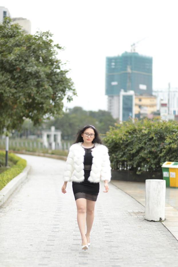 20P Jolie asiatique avec des lunettes posant dans son manteau de fourrure et sa robe en plein air