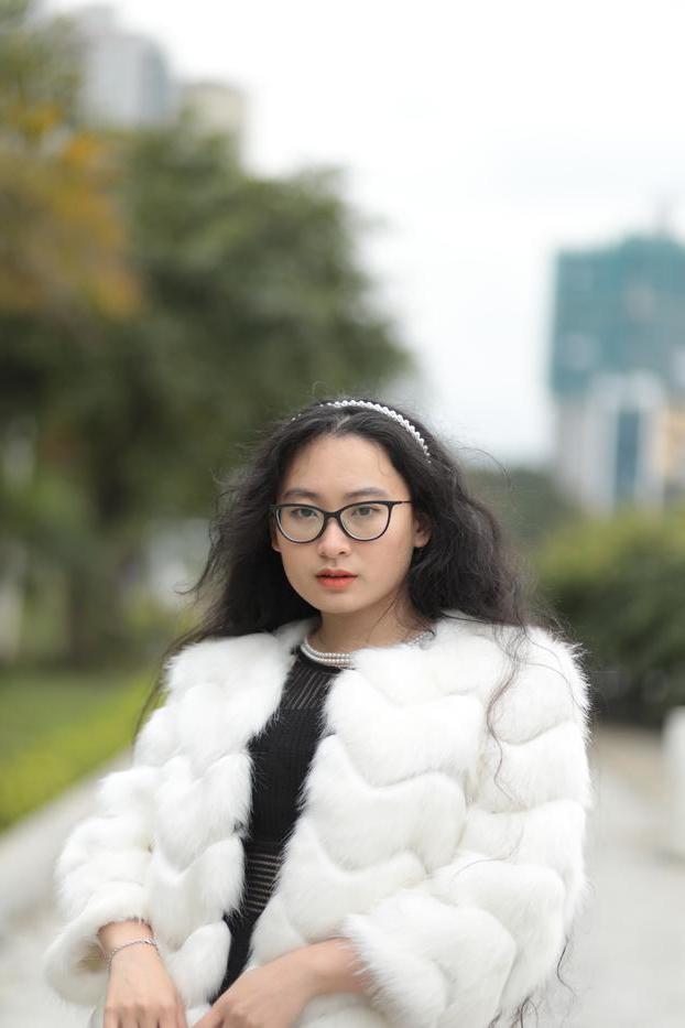20P Jolie asiatique avec des lunettes posant dans son manteau de fourrure et sa robe en plein air