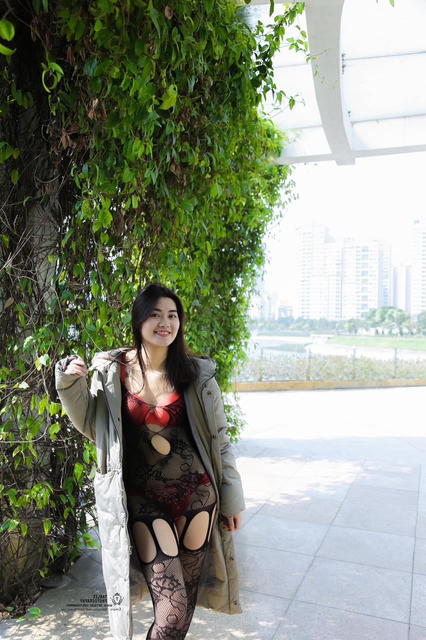 20P Süßes asiatisches Luder stellt in einer sexy Outdoor-Zusammenstellung seine heißen Beine zur Schau