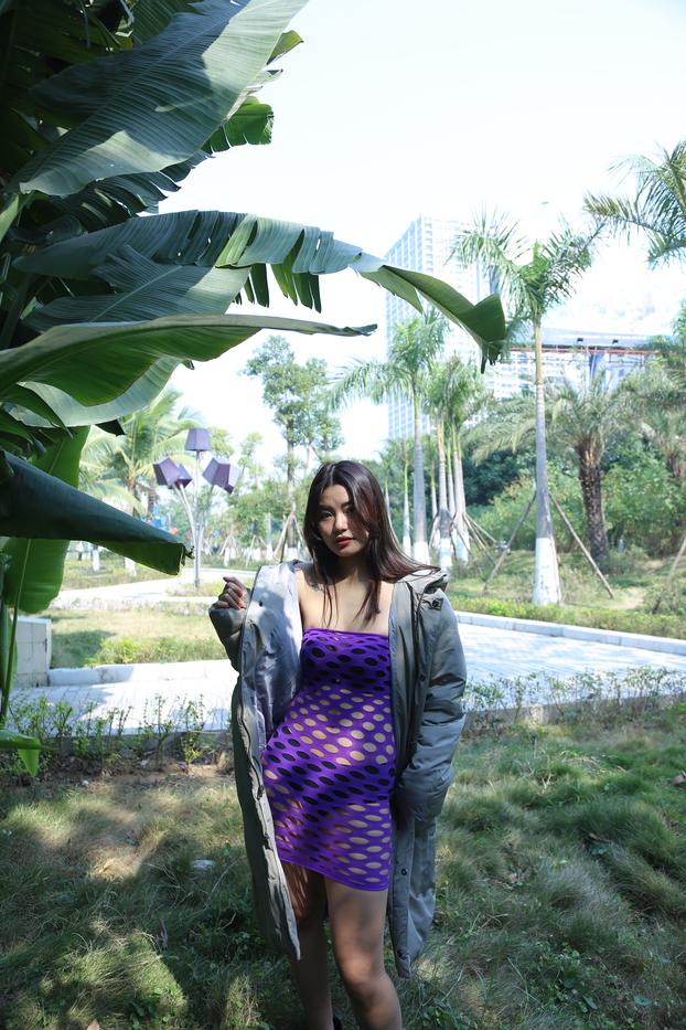 20P Süßes asiatisches Luder stellt in einer sexy Outdoor-Zusammenstellung seine heißen Beine zur Schau