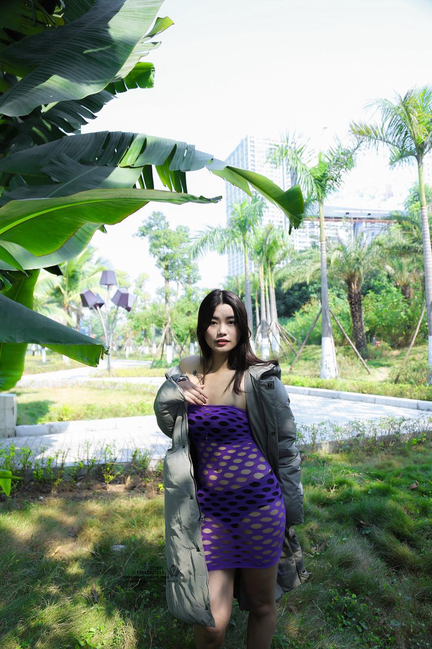 20P Süßes asiatisches Luder stellt in einer sexy Outdoor-Zusammenstellung seine heißen Beine zur Schau