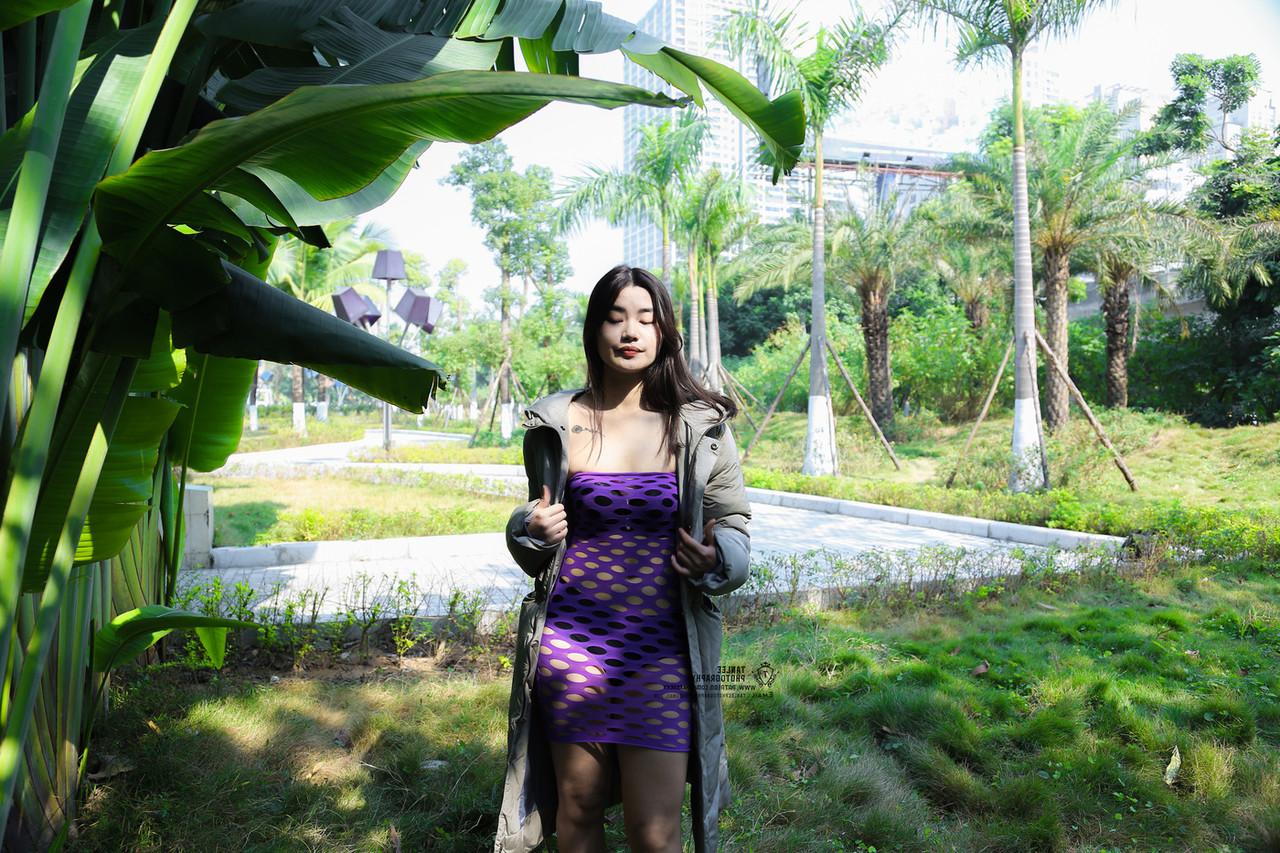 20P Süßes asiatisches Luder stellt in einer sexy Outdoor-Zusammenstellung seine heißen Beine zur Schau