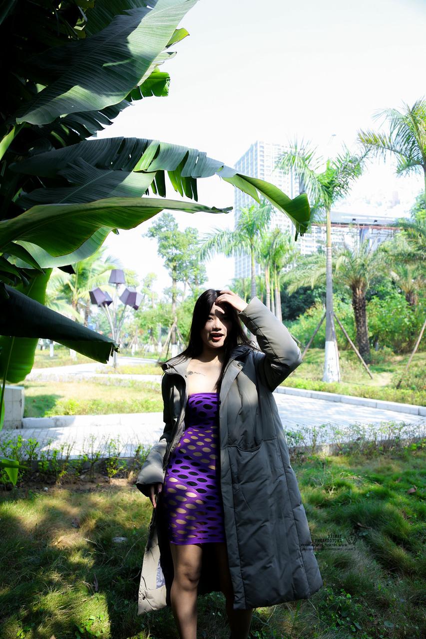 20P Süßes asiatisches Luder stellt in einer sexy Outdoor-Zusammenstellung seine heißen Beine zur Schau