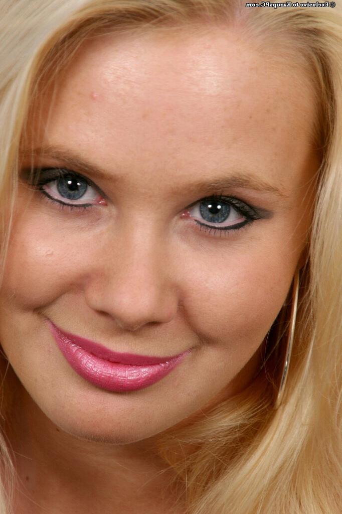 16P Sultry blonde with ample melons undressing and showcasing her gash