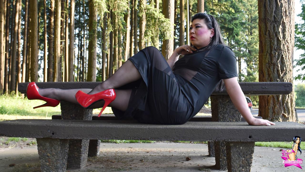 16P Transexual traviesa se burla con vestidos transparentes y tacones altos al aire libre