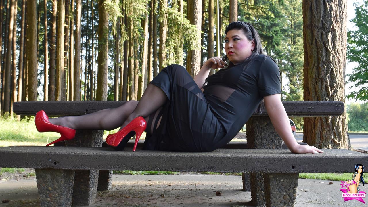 16P Transexual traviesa se burla con vestidos transparentes y tacones altos al aire libre