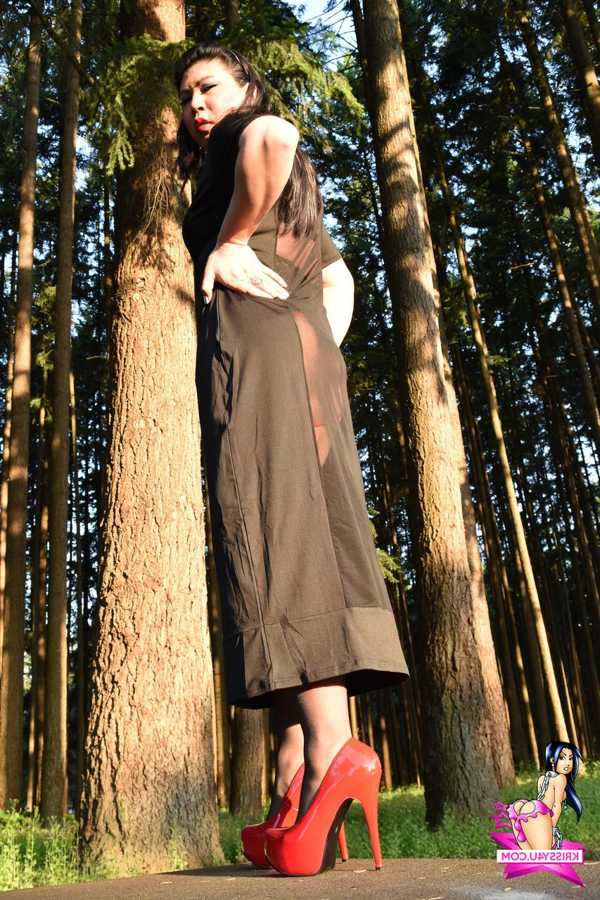 16P Transexual traviesa se burla con vestidos transparentes y tacones altos al aire libre
