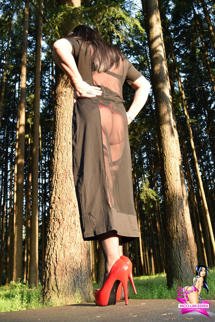 16P Transexual traviesa se burla con vestidos transparentes y tacones altos al aire libre