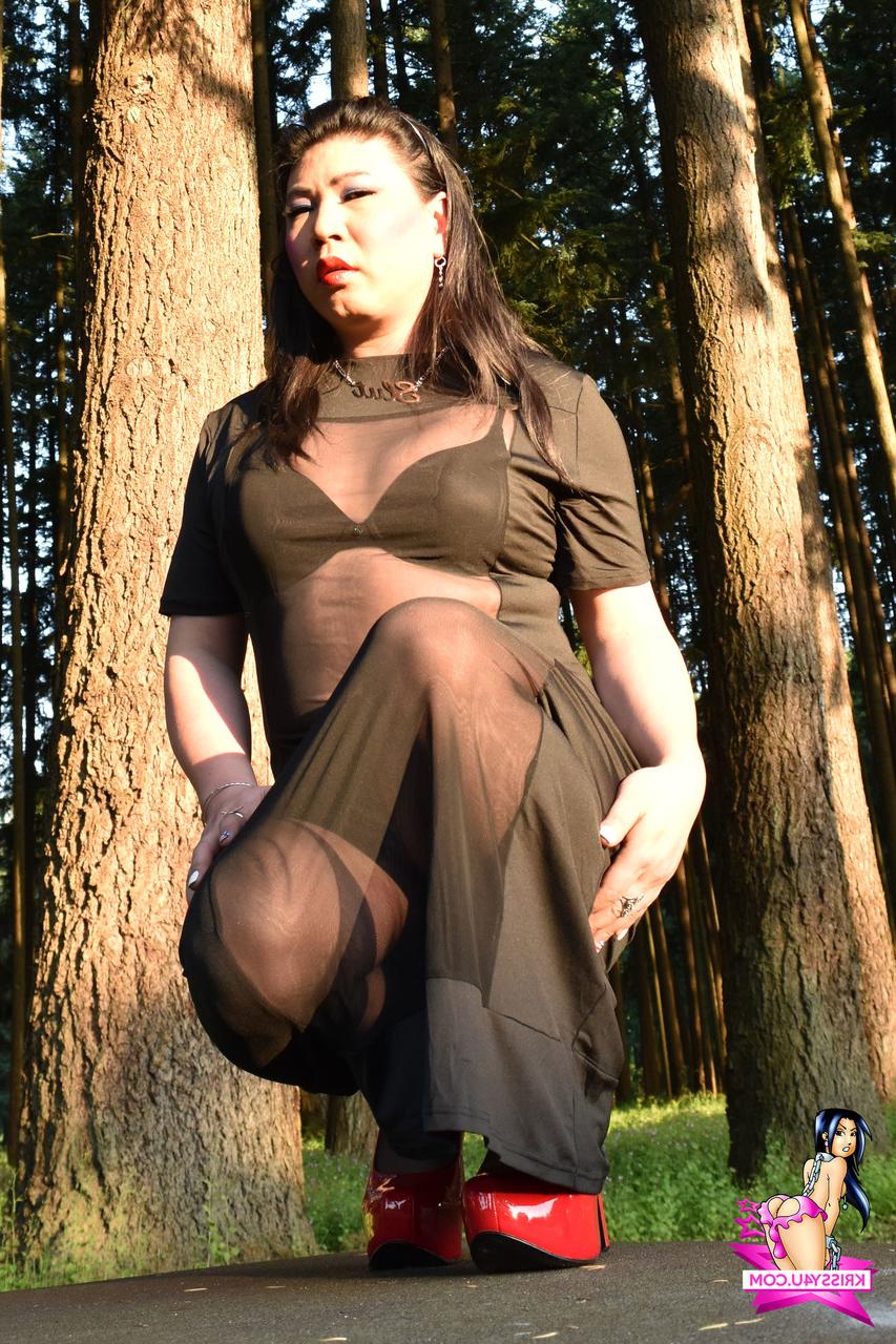 16P Transexual traviesa se burla con vestidos transparentes y tacones altos al aire libre