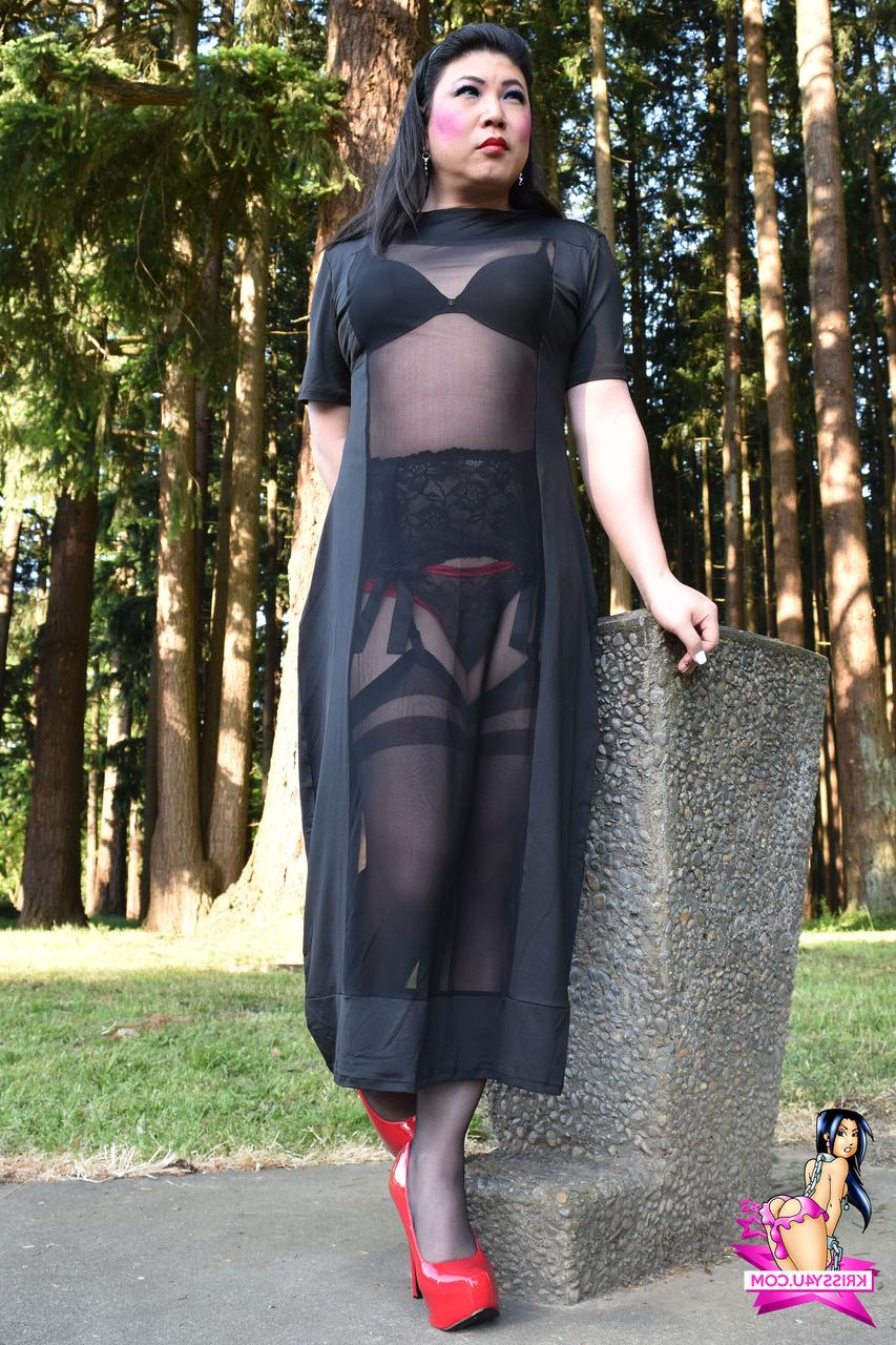 16P Transexual traviesa se burla con vestidos transparentes y tacones altos al aire libre