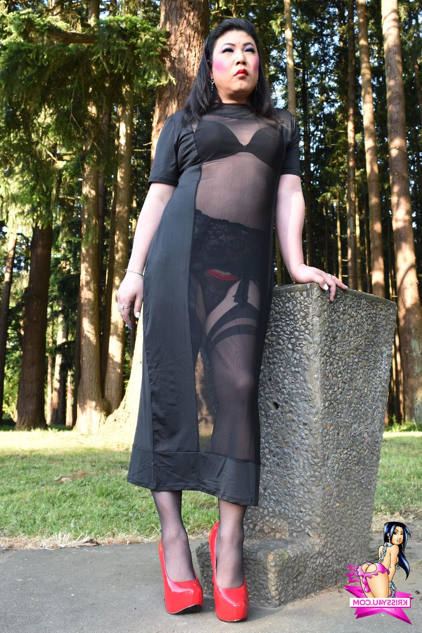 16P Transexual traviesa se burla con vestidos transparentes y tacones altos al aire libre