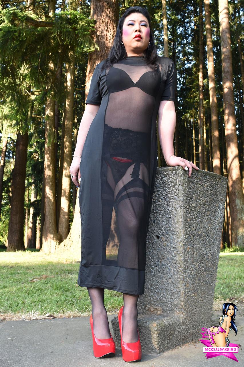 16P Transexual traviesa se burla con vestidos transparentes y tacones altos al aire libre