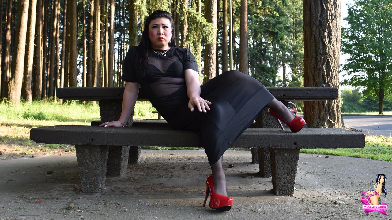 16P Transexual traviesa se burla con vestidos transparentes y tacones altos al aire libre